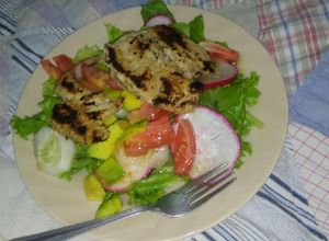 Una foto de Ensalada de lechuga con pollo a la plancha