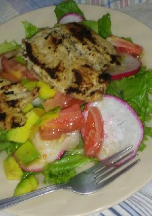 Una foto de Ensalada de lechuga con pollo a la plancha