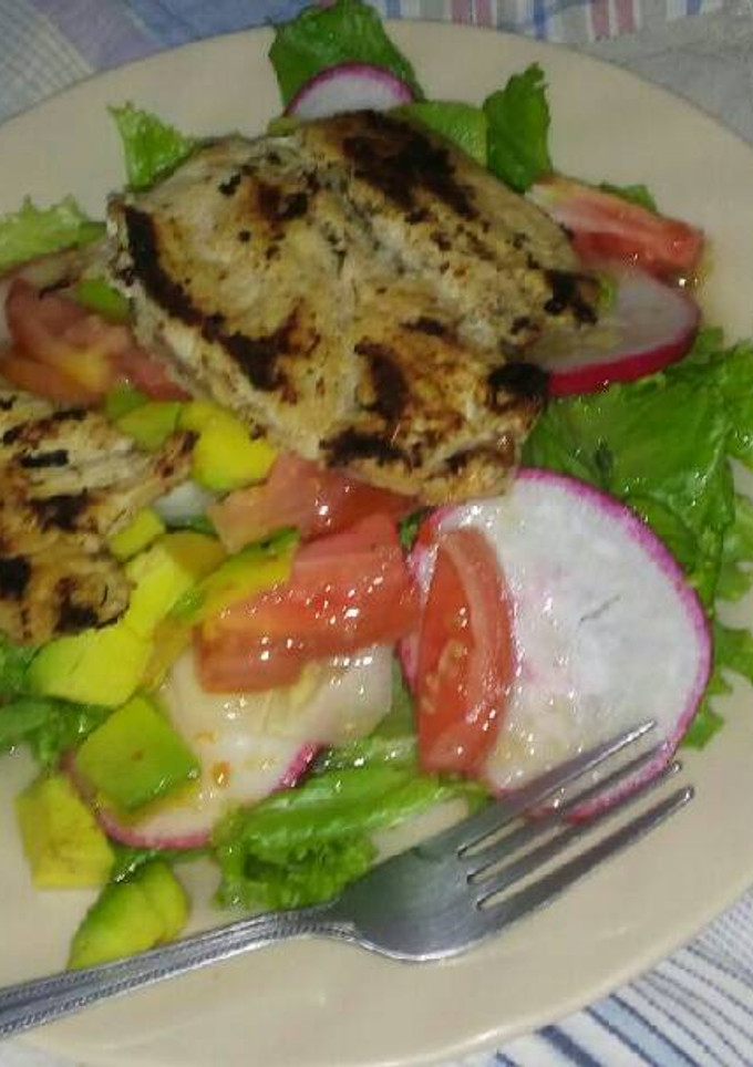 Una foto de Ensalada de lechuga con pollo a la plancha