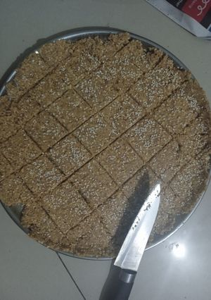 तिळगुळ वडी (Tilgul Vadi Recipe In Marathi) रेसिपी चे मुख्य फोटो 