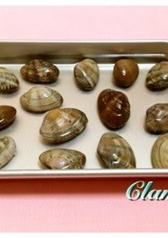 A picture of How to Easily Remove Sand from Clams.