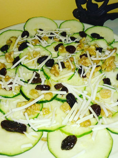 Una foto de Carpaccio de calabacín