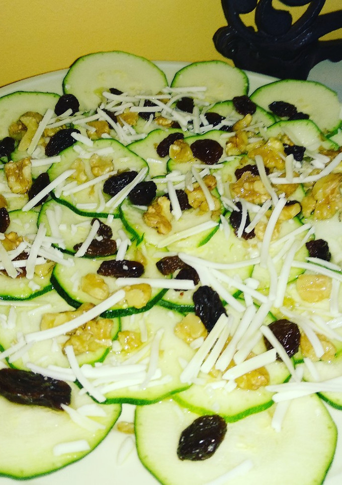 Una foto de Carpaccio de calabacín