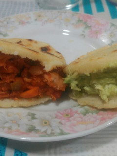 Una foto de Arepa Reina Pepiada en sartén