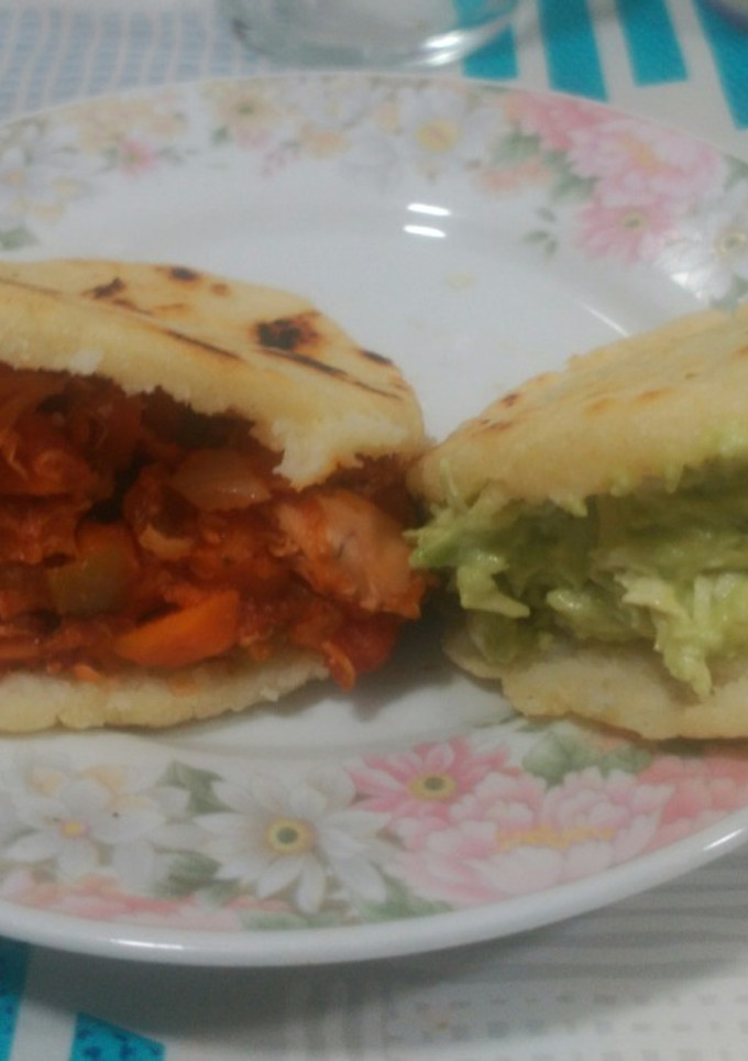 Una foto de Arepa Reina Pepiada en sartén