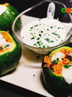 Una foto de Calabacín luna relleno de cuscús con calabaza