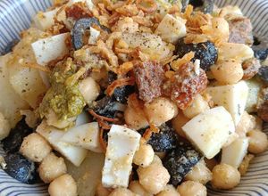 Foto principal de Ensalada de patata y garbanzos con tomate seco, huevo y olivas negras al pesto