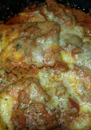 A picture of Ravioli with tomato pesto sauce.