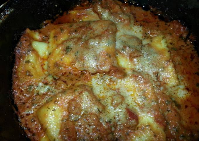 Ravioli with tomato pesto sauce