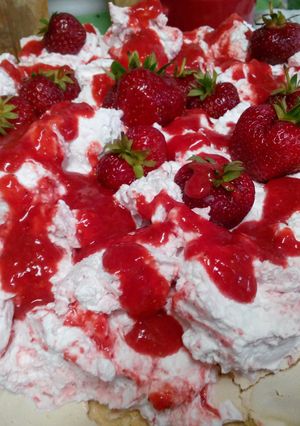 A picture of Strawberry pavlova.