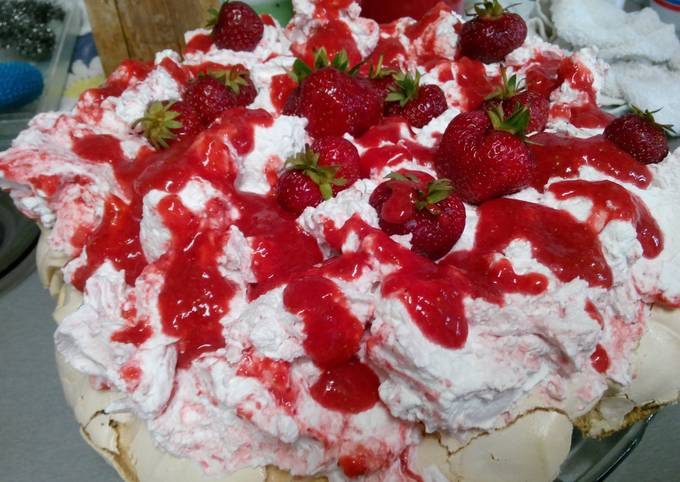 Strawberry pavlova