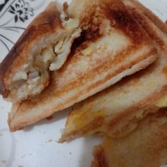 A picture of Chicken & potatoes filled Sandwich 🥪.