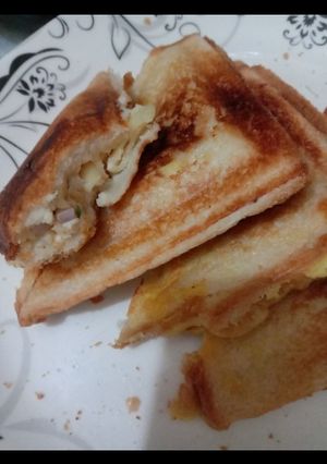 A picture of Chicken & potatoes filled Sandwich 🥪.