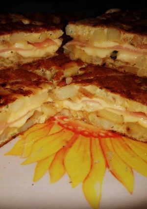 Una foto de Tortilla de papas rellena de jamón y queso 💋