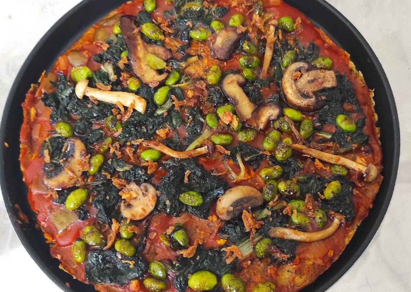 Pizza vegana con base de chía y avena con ras el hanout