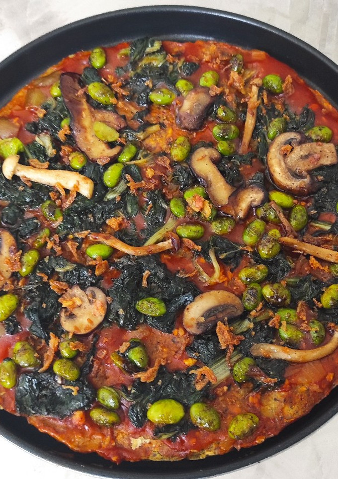 Una foto de Pizza vegana con base de chía y avena con ras el hanout