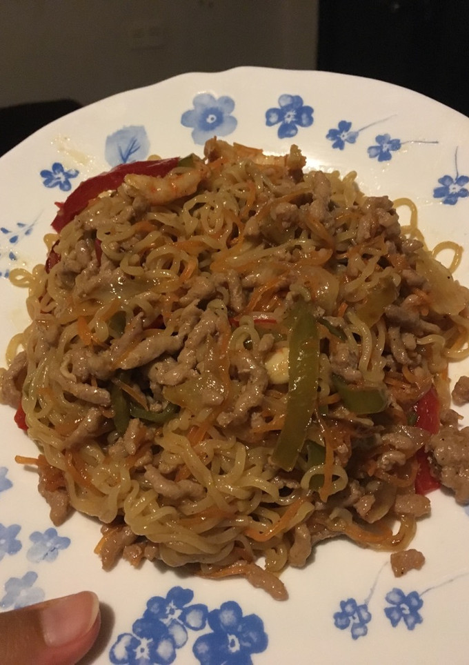 Una foto de Noddels con verduras, carne y gambas