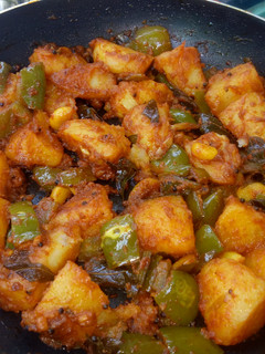 ஆலு கேப்ஸிகம் கறி (Aloo capsicum curry recipe in tamil) செய்முறை முக்கிய புகைப்படம்
