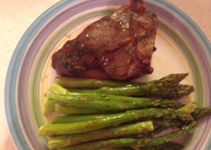 Boiled Lamb Chops With Asparagus