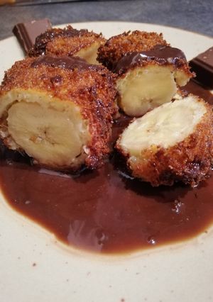Une photo de Banane en chapelure de brioche sauce chocolat