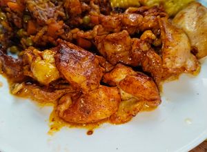 Una foto de Pollo con arroz y elote al achote