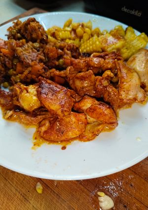 Una foto de Pollo con arroz y elote al achote