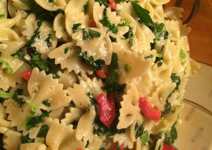 Pasta With Spinach, Parsley and Pimento