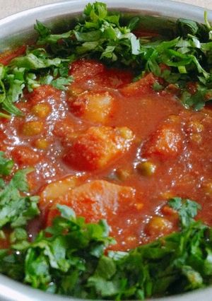 A picture of Aloo Matar.