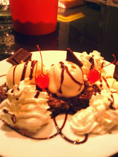 A picture of Ice cream and brownies.
