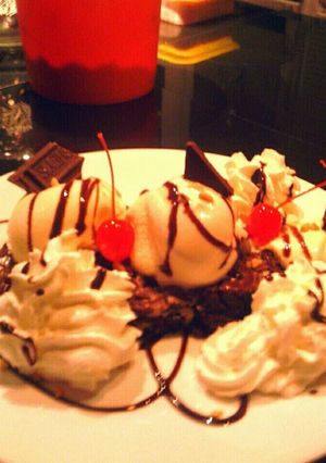 A picture of Ice cream and brownies.