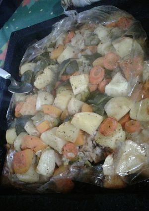 Una foto de Pollo con verduras a la bolsita