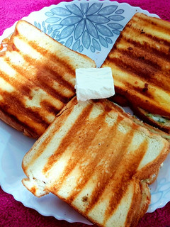 વેજિટેબલ સેન્ડવીચ (Vegetable Sandwich Recipe In Gujarati) રેસીપી મુખ્ય ફોટો
