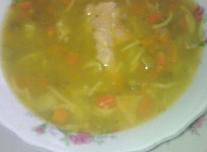 Una foto de Sopa de verduras con pasta y pollo