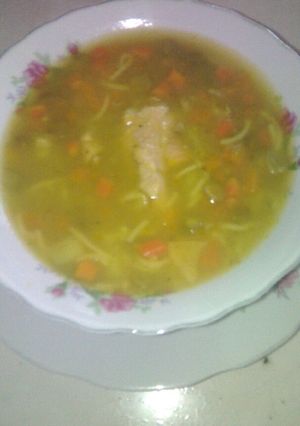 Una foto de Sopa de verduras con pasta y pollo