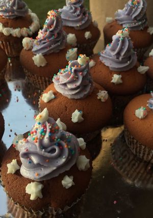 A picture of Queen cakes.