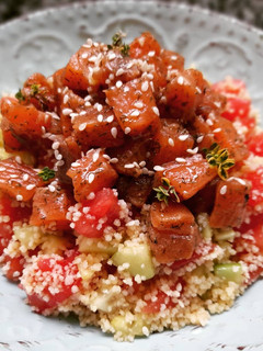 Una foto de Ensalada de cuscús, pepino y tomate con salmón marinado