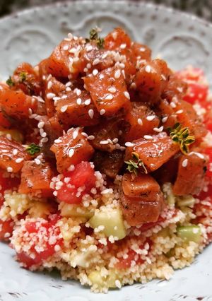 Una foto de Ensalada de cuscús, pepino y tomate con salmón marinado