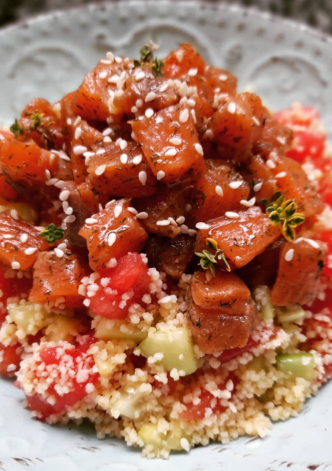 Una foto de Ensalada de cuscús, pepino y tomate con salmón marinado