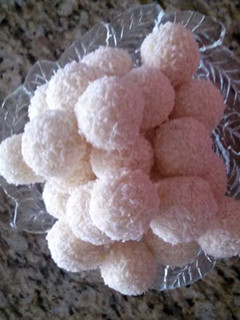 A picture of Homemade Rafaello balls.
