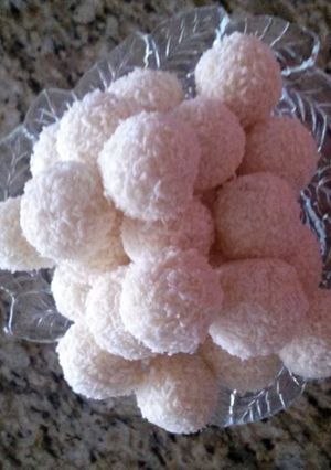 A picture of Homemade Rafaello balls.