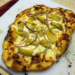 A picture of Artichoke And Onion White Pizza.