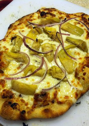 A picture of Artichoke And Onion White Pizza.