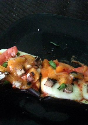 A picture of delicious eggplant pizza.