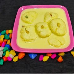A picture of Thandai Rasmalai.