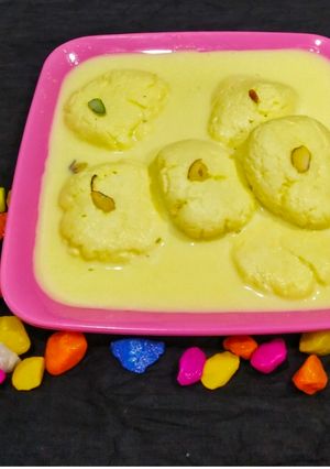 A picture of Thandai Rasmalai.