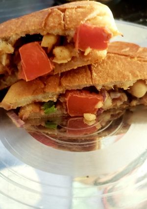 A picture of Chhole kulcha.