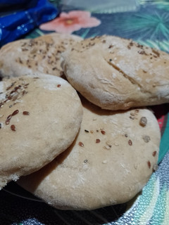 Una foto de Pan de trigo y centeno con semillas... fácil y muy rico!