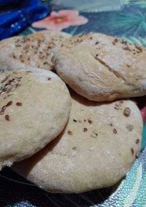 Una foto de Pan de trigo y centeno con semillas... fácil y muy rico!