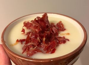 Una foto de Sopa de melón con jamón crujiente