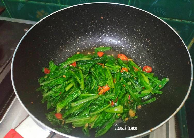 Langkah mengolah Kangkung tiram cah cabe rawit gurih